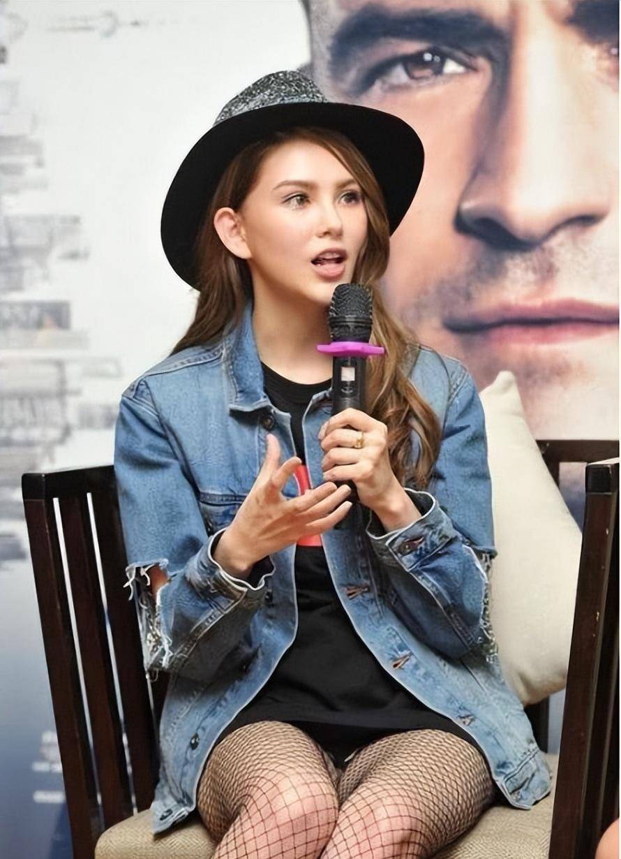 无痕短裤搭配渔网丝袜,昆凌女神彻底放飞天性,找到最美自己_美感_时尚