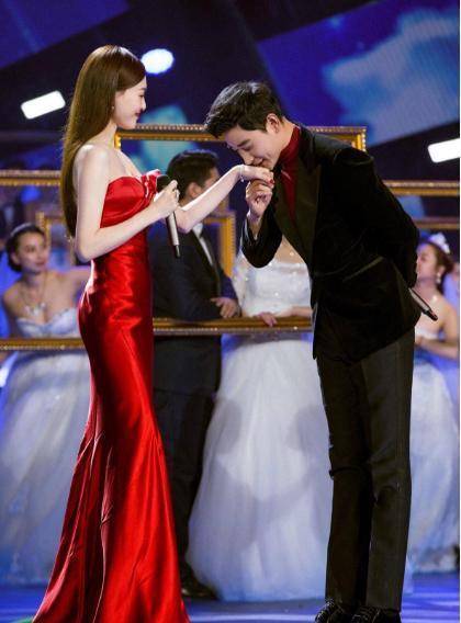 王子文骑肩,王彦霖结婚,方媛秀恩爱,都抵不过唐嫣的520营业_杨子