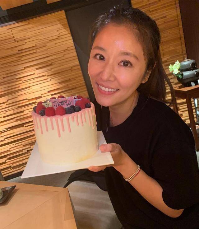 林心如终于换发型,换韩式微卷发素颜出镜美回20岁,未修图更惊艳_活动