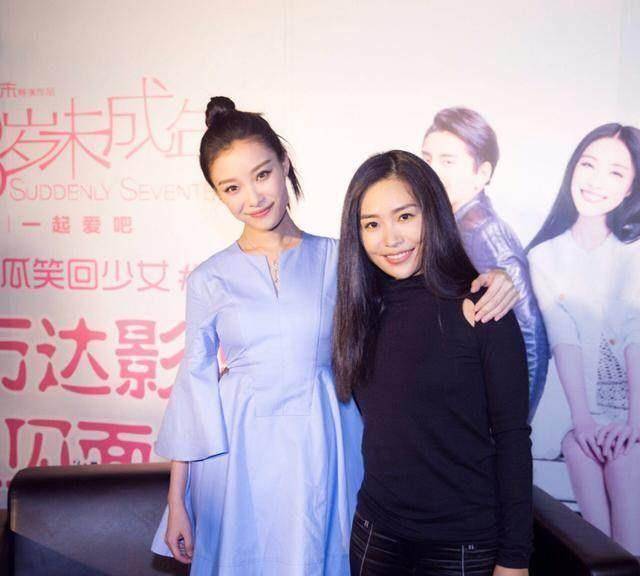 论流行色之蓝色,就属倪妮会穿,瞅瞅这气质,直接圈粉了_连衣裙_头发