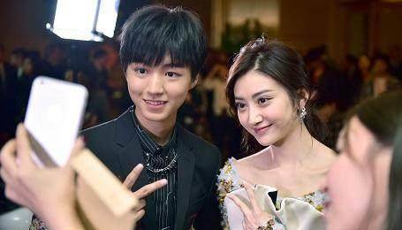 景甜主动与彭于晏王俊凯合影,三年前甄子丹揽她细腰,被景甜嫌弃