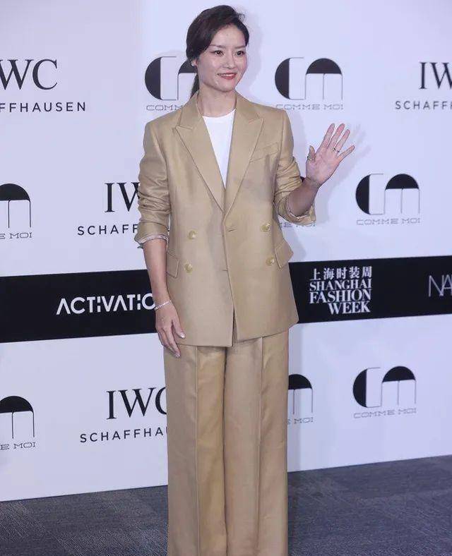 李娜现身上海时装周,与朱婷亲密交谈,"一姐范"十足_活动_中国_网球