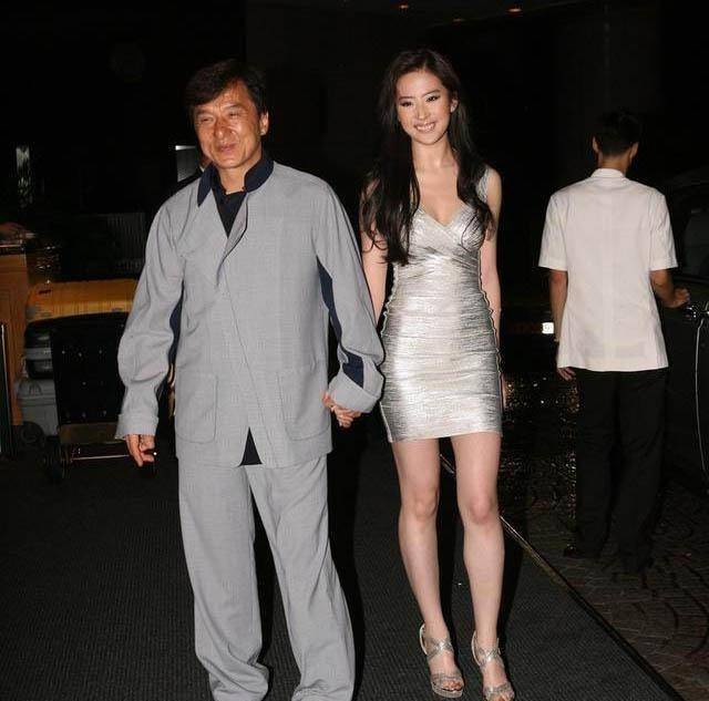 刘亦菲夸成龙长篇大论,谈李连杰只说酷,关之琳找到端倪_时候_明星