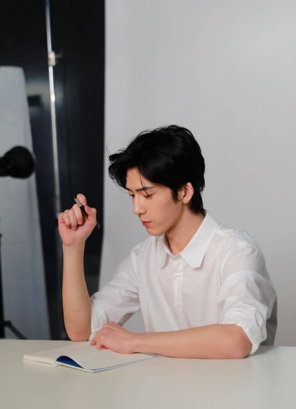 井柏然这少年感太强了,穿白色衬衫出镜,举手投足更像18岁少年_长裤