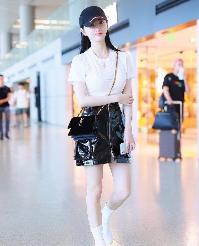 景甜为证明自己瘦,紧身背心硬要穿在t恤外面,胖的人哪敢这样?