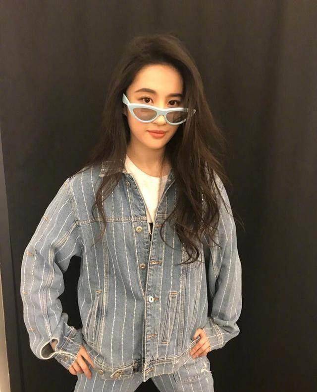 刘亦菲出席活动坐姿太奇葩!