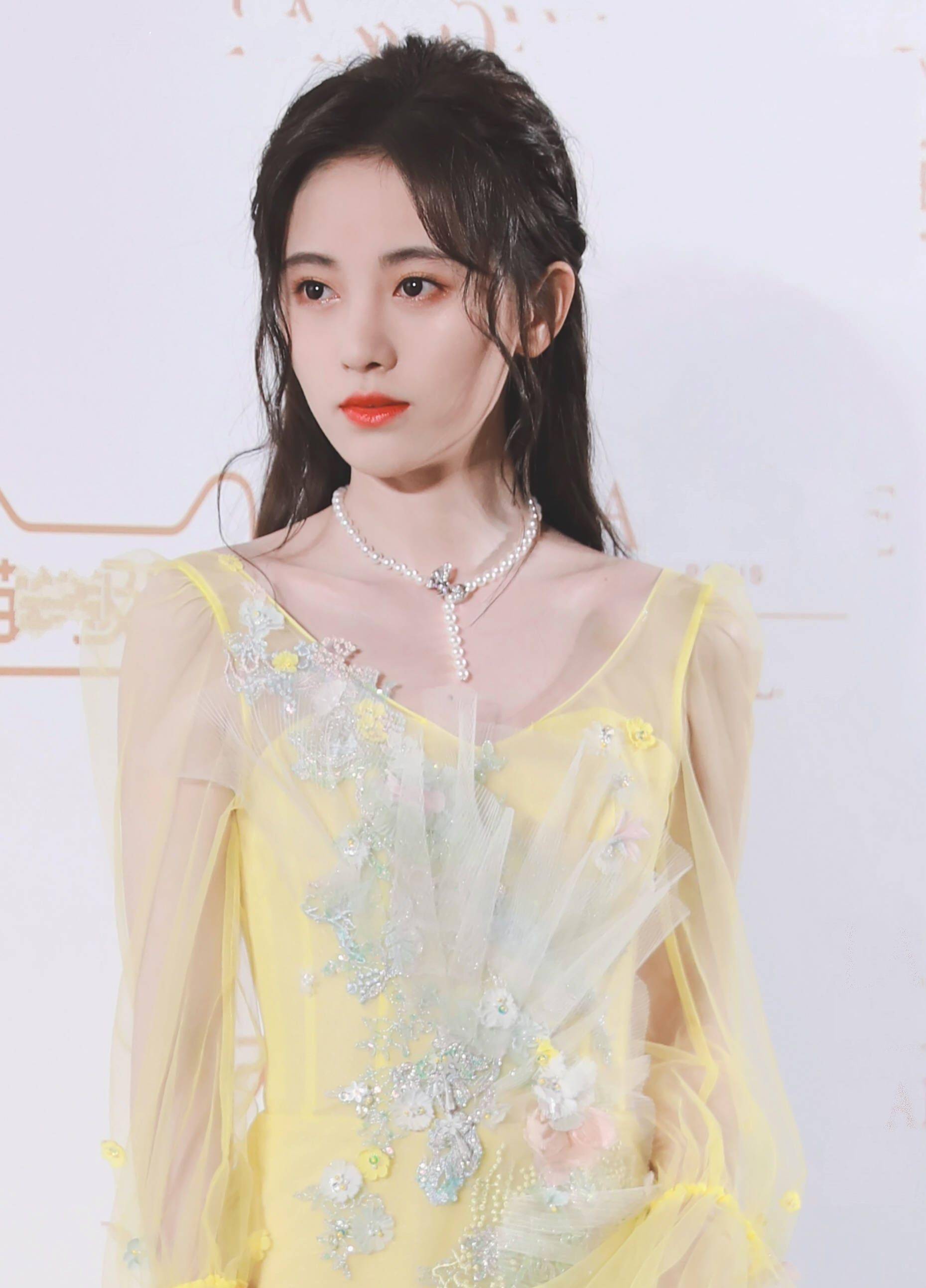 关晓彤去掉两人后跟的高度后,比鞠婧祎高了半个头.