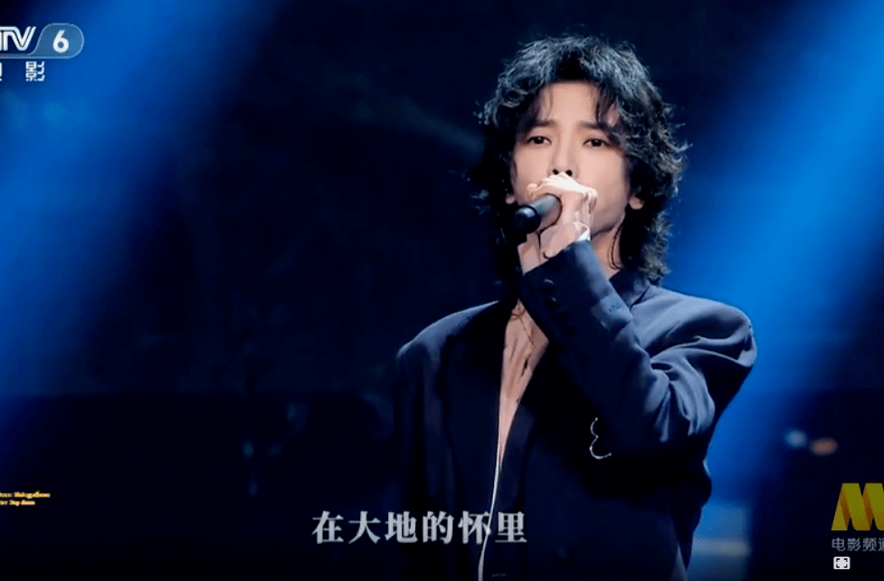 大湾区晚会:王一博假唱,华晨宇,李宇春跑调,62岁费翔帅翻全场_观众