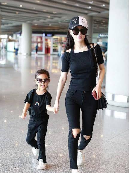 李小璐女儿甜馨近照颜值下降,昔日可爱的小甜馨越长越"土"了!