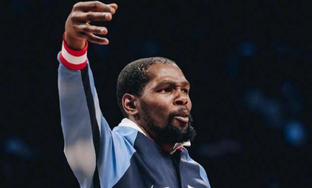 杜兰特戴两顶帽子 粉色小帽太抢眼无愧杜小帅本帅_篮网_比赛_爵士