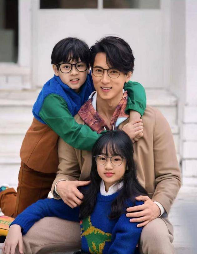 吴尊携儿女拍写真,neinei打扮淑女,max长胖更像爸爸_女儿_弟弟_钢琴