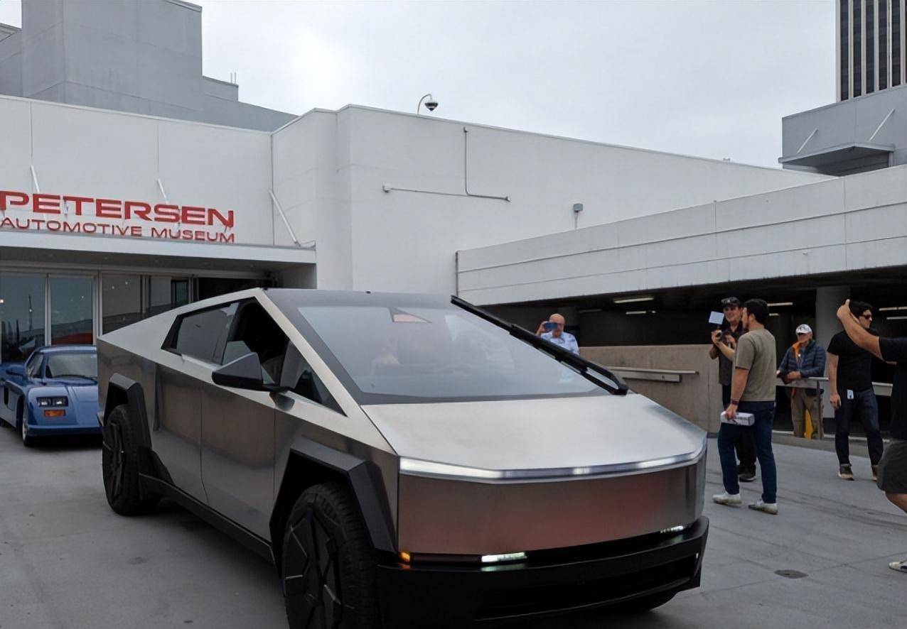 特斯拉"cybertruck"试装车下线,造型堪比外星科技,或9月上市_搜狐汽车