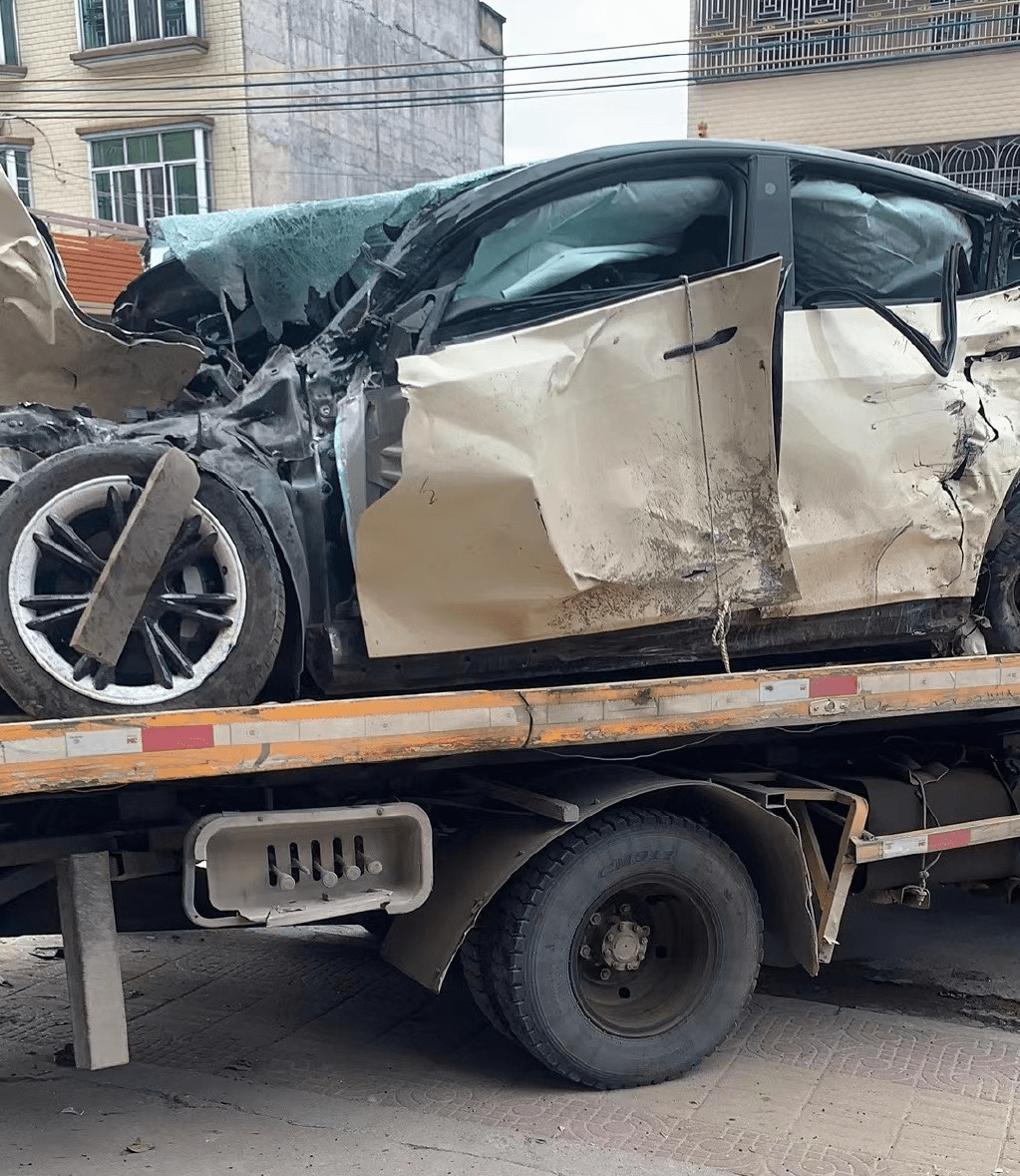 又刹不住了海口一特斯拉撞飞小客车造成严重事故