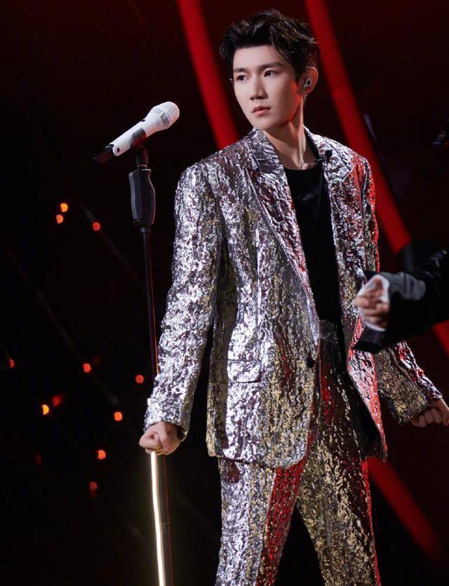 是陈小春和gai,这杀气腾腾的嘉宾往那一站就已经压制住了王源和常石磊