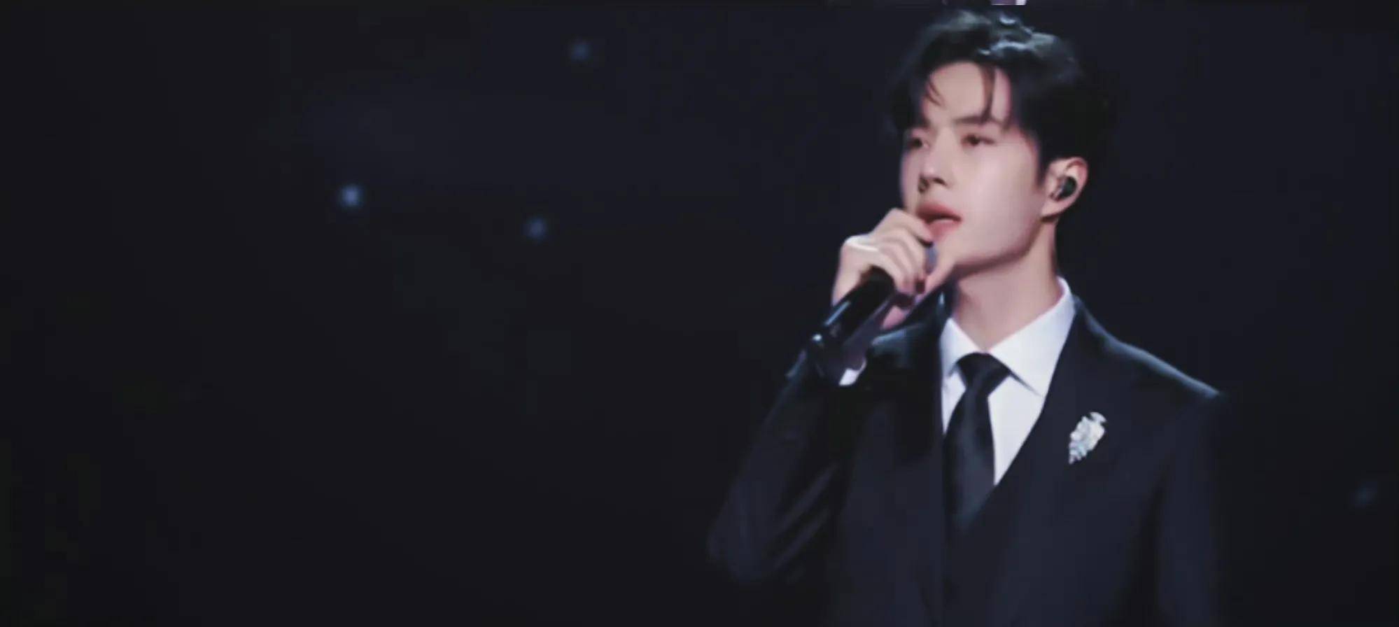 同时因为歌曲有部分属于双音叠唱,这部分伴奏放了和音,王一博唱一半