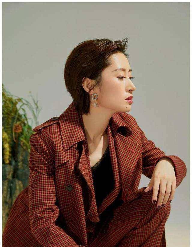 刘敏涛新恋情曝光,二人车内甜蜜拥吻,46岁的刘敏涛活出了自我_自由