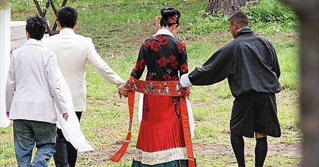 这是刘嘉玲和梁朝伟十年前在不丹举行婚礼时拍的婚纱照,刘嘉玲的穿衣