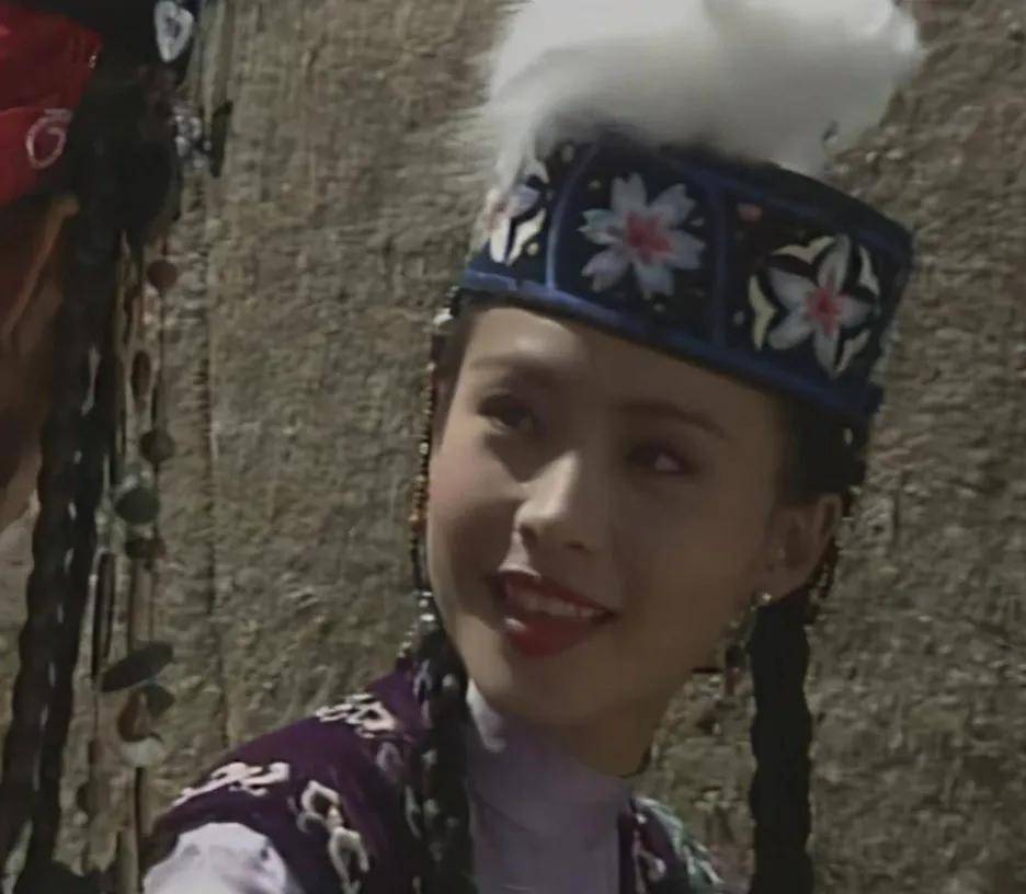 1996年,她在古装剧《塞外奇侠》中一人分饰纳兰明慧和易兰珠母女两个