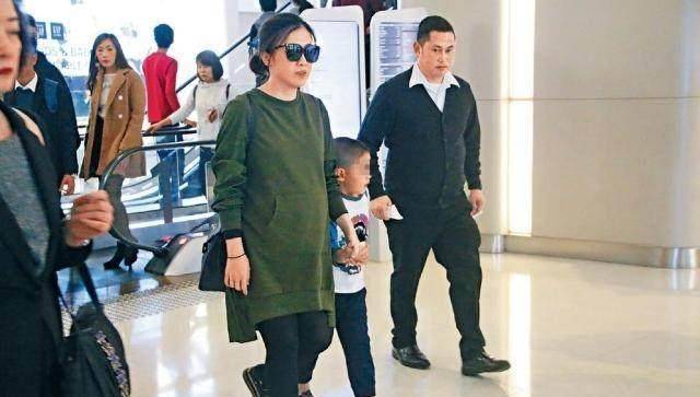 刘銮雄太太甘比怀孕六个月,零妆容皮肤白滑,还亲自带子女家庭乐_仲学