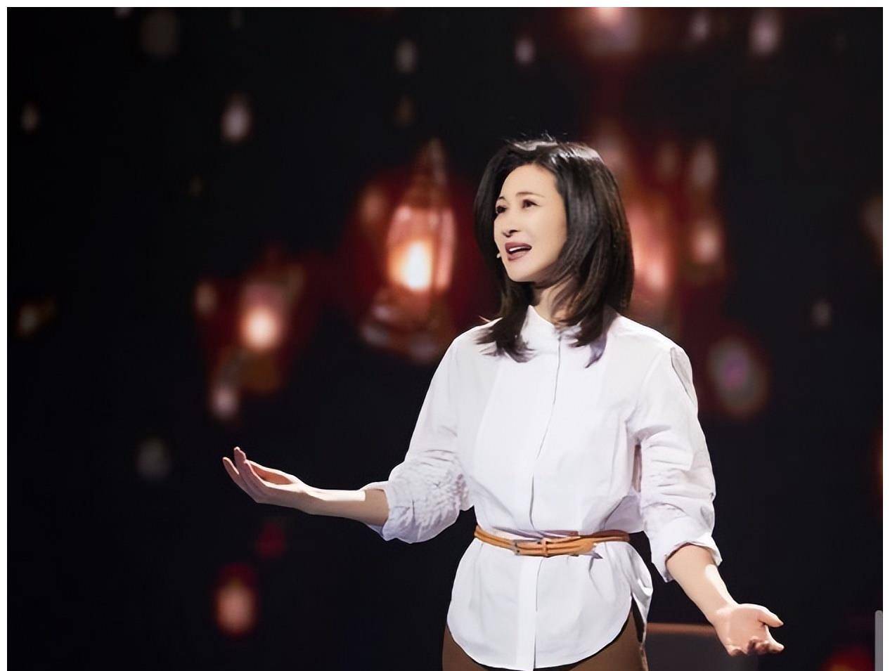 周一围前女友童蕾近照曝光!40岁穿粉裙美如学生,比朱丹洋气太多