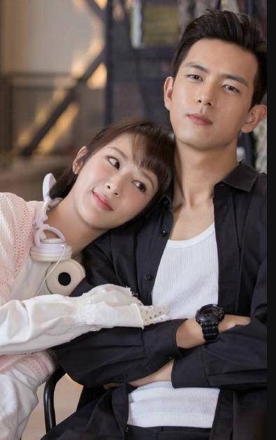 下面是两人的对话,李现:"你最近是不是有变胖了",杨紫:"没有啊,为什么