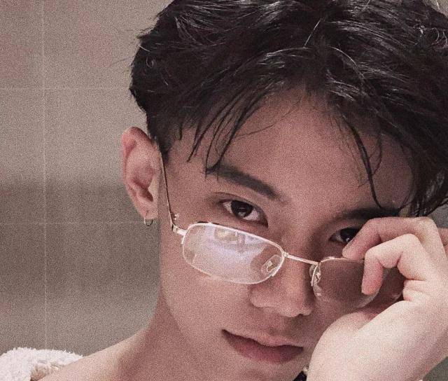 贾玲的嘴唇好看吗?胡班回应被模仿?_口红_黄子韬_唐子