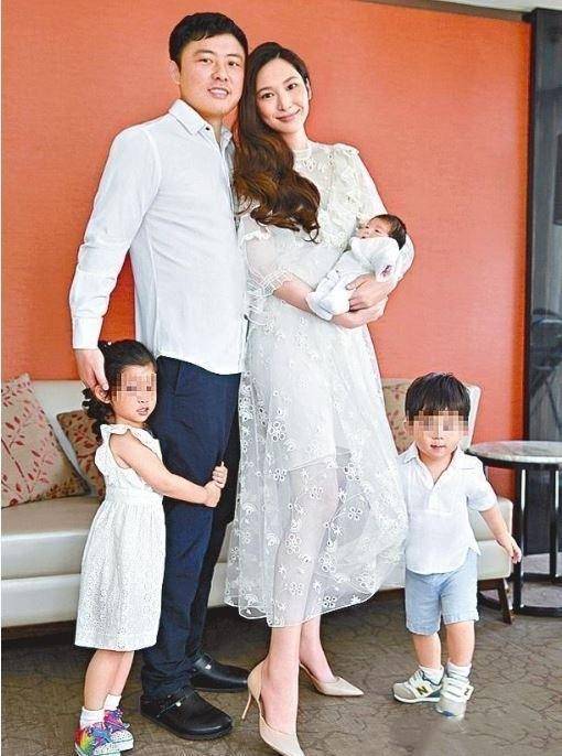 9月巨肚带儿女玩耍,容颜未有多大变化,但累到打呵欠_纪晓波_孩子_富婆