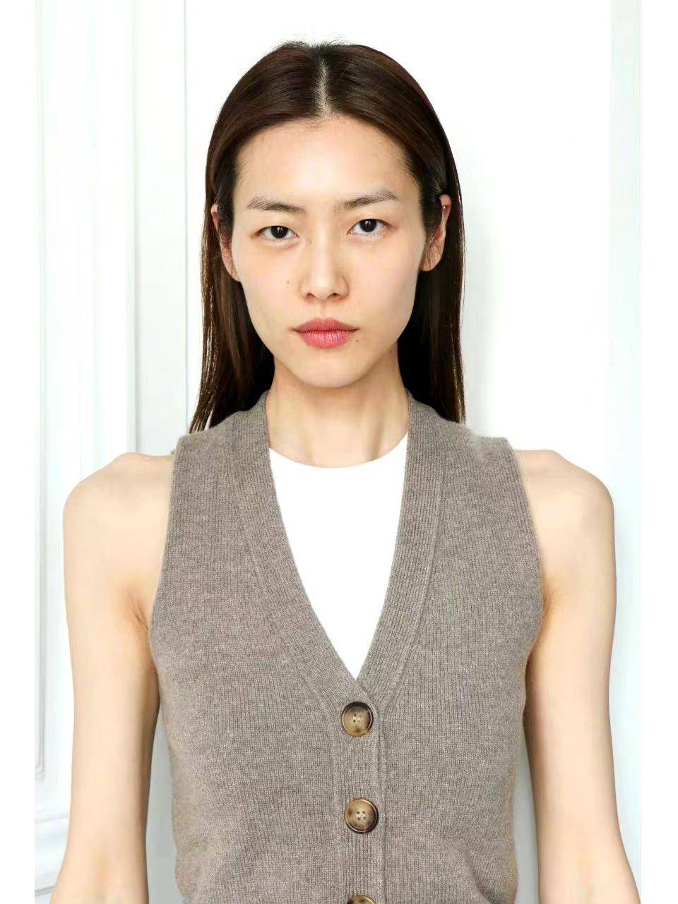 穿奶奶风背心都能变时髦精,瘦到肩膀骨头凸起_身材_进行了_单眼皮