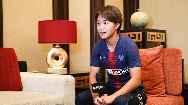 但是如果和男足同台竞技:身高165cm,体重61kg的王霜,如何与身高普遍