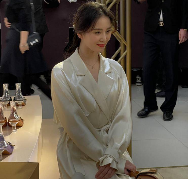 34岁刘诗诗亮相活动,路人镜头中似仙女,脸放大3倍后没看错?