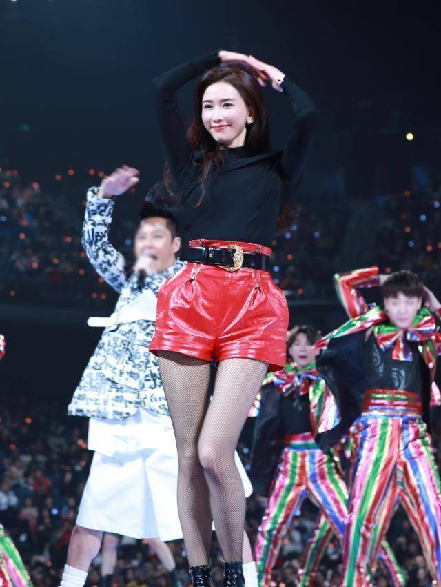 过膝长靴这种单品是万万不敢尝试的,可对于腿精林志玲来说,简单配一条