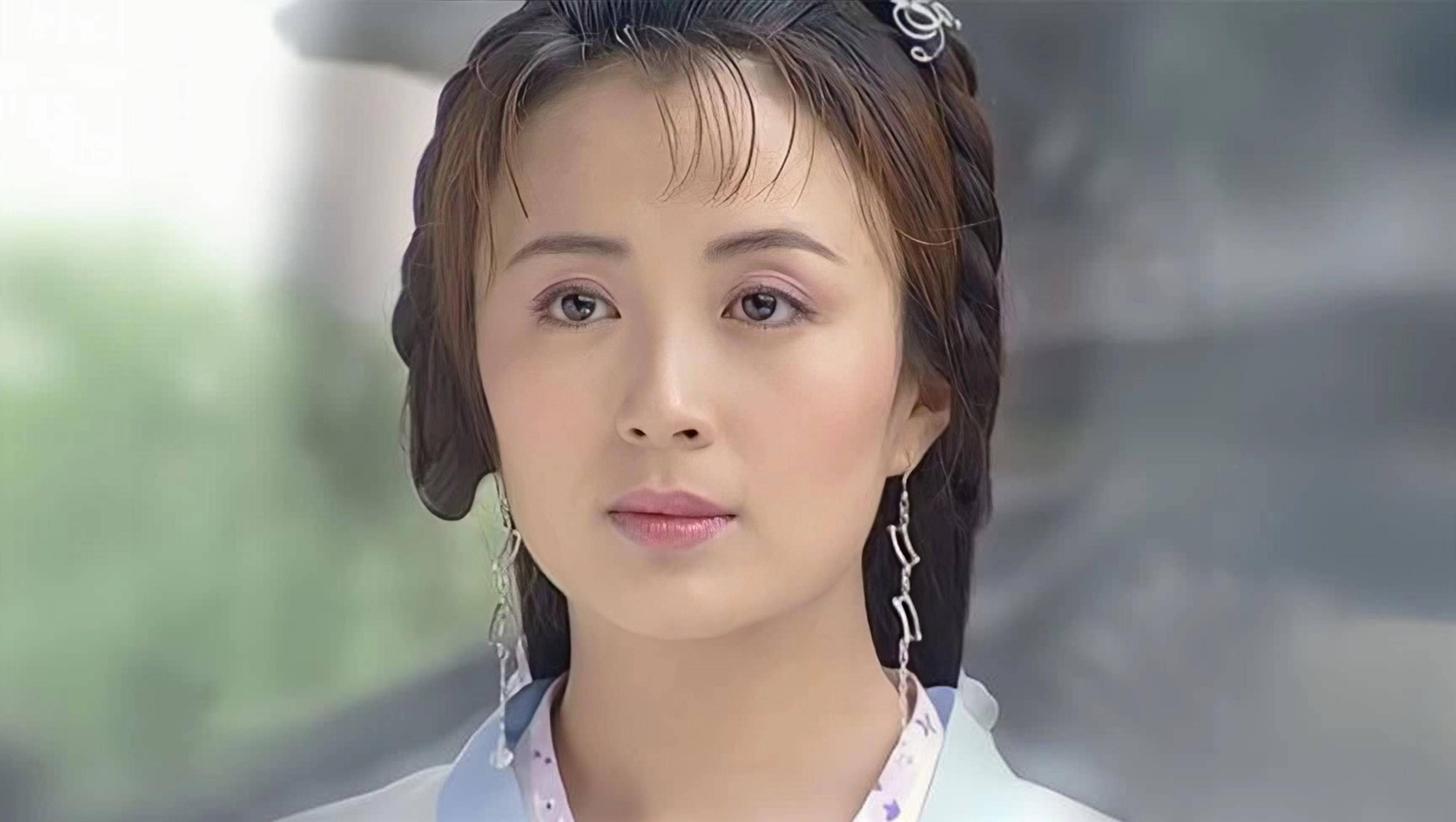 想想徐盈盈的八套漂亮造型,童年的影子,惠妃的签名不是最美的吗?