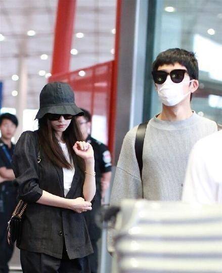 贴心的井柏然包揽全部行李,倪妮一身黑衣,没有戴口罩,吐舌卖萌.