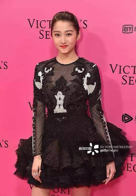 跪地不起,花8s才站起来,被网友质疑专业度低_李小璐_钟汉良_关晓彤