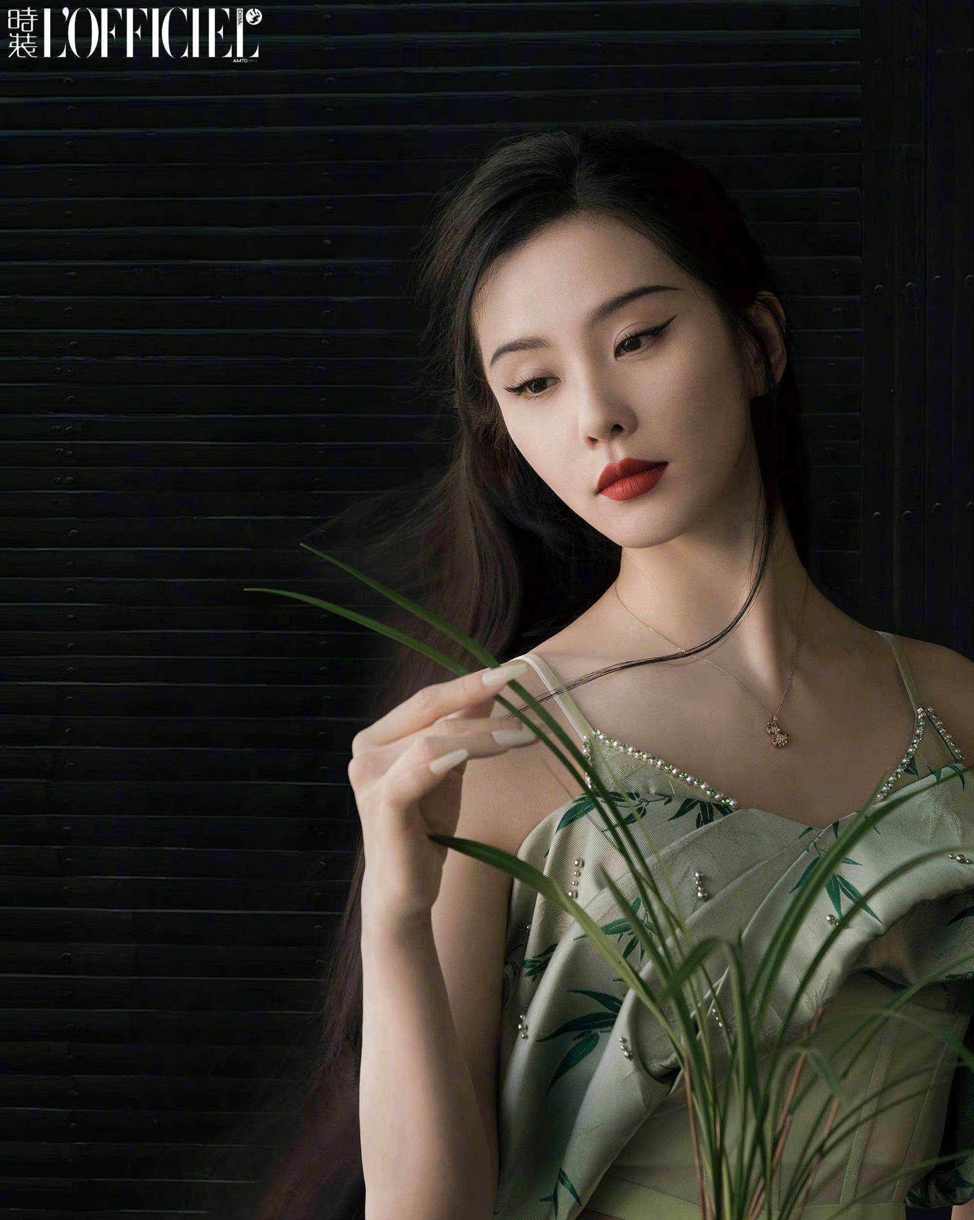 刘诗诗身材曲线# 刘诗诗时装七月封面大片来了,清新淡雅的气质展现的