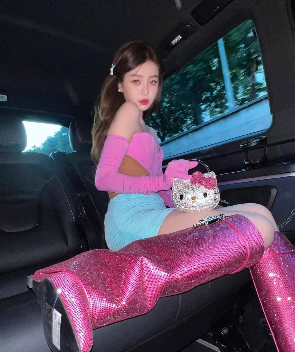 虞书欣的多巴胺穿搭时尚感十足,凭借实力赢得了时尚女神的称号_裙子