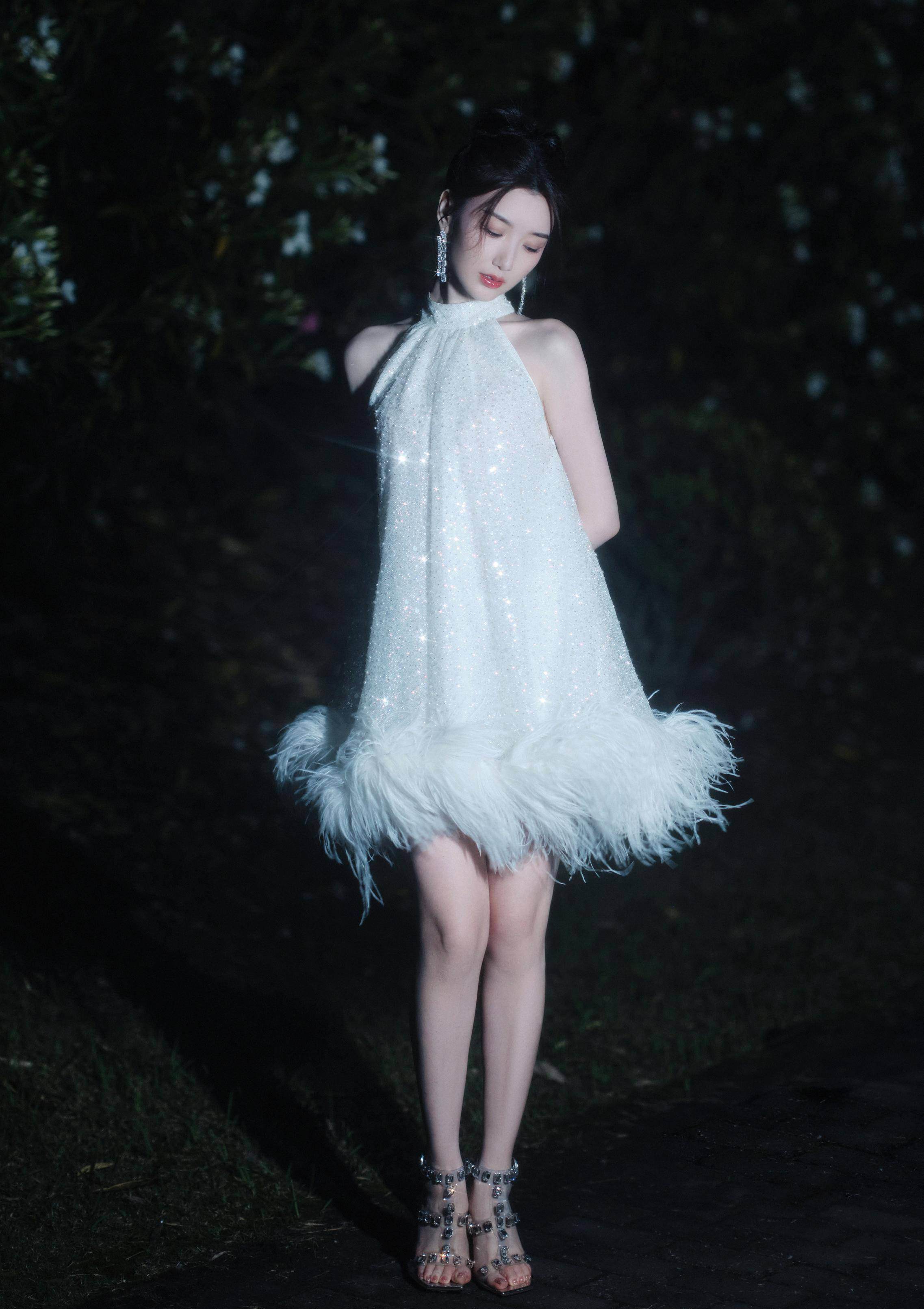 毛晓彤的羽毛裙呈_白色_梦幻_灯光