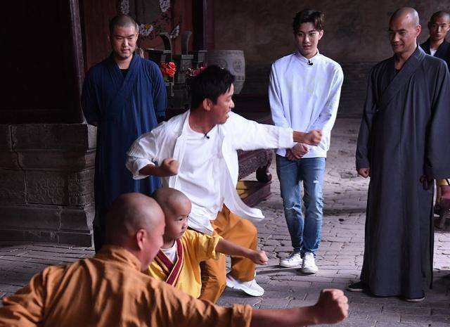 时隔30年王宝强重回少林寺,与师兄现场比武,功夫深厚拳法热血_表演