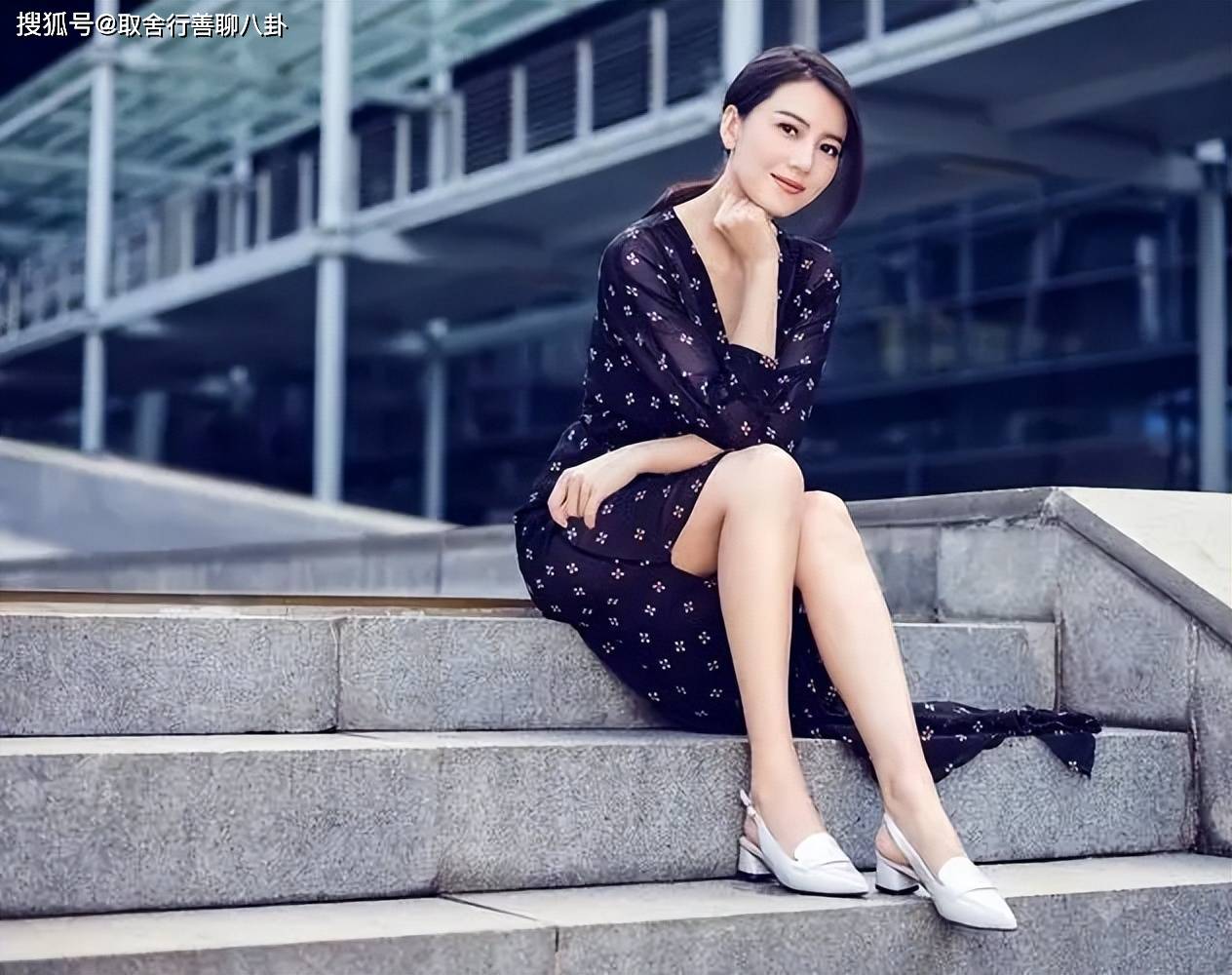 44岁高圆圆姚晨晒随拍照,肤白貌美修长美腿吸睛,宛如18岁的少女_网友