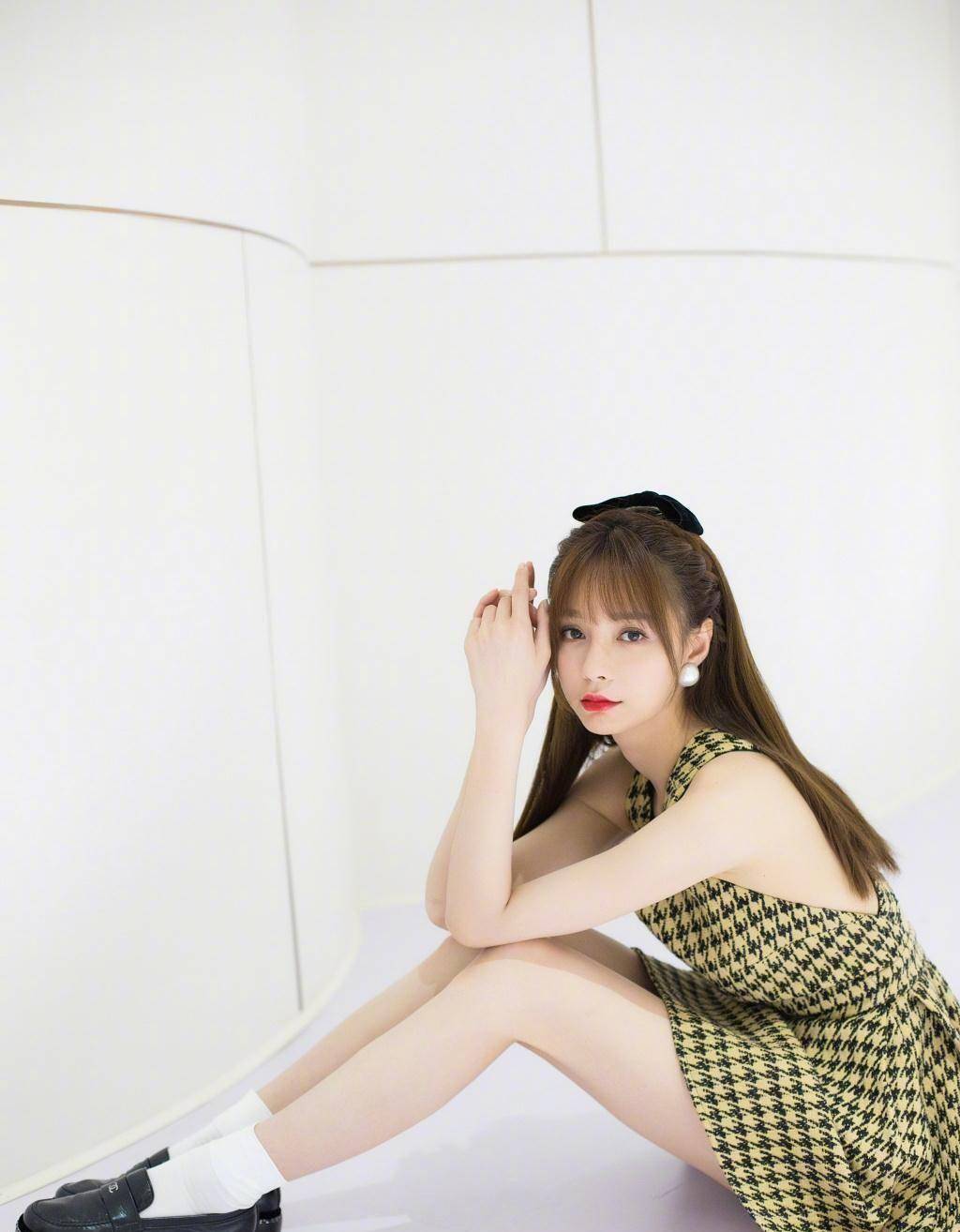 沈梦辰完全不像30 的人,穿粉色毛衣 短裤,美腿简直少女心_线条_的设计