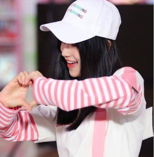 成员与嘉宾一起举行了"年中歌友会",唱功十级的实力派张杰,张靓颖,遇