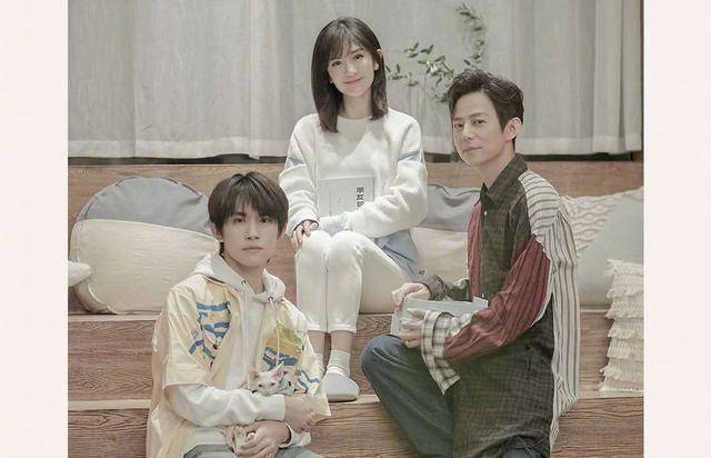 谢娜小腹凸出孕味明显怀二胎?挺巨肚工作行动不便,发胖惹的祸?