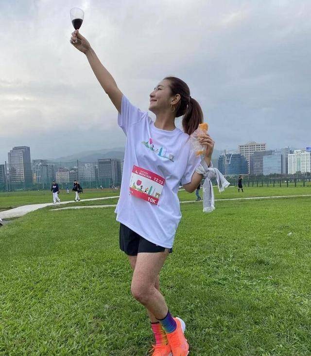 she任家萱火场折翼伤疤被人骂,但得到人生更珍贵的东西_selina_大婶