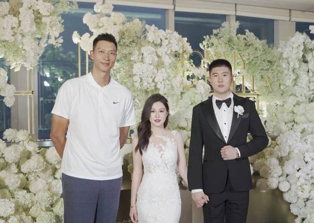 与妻子在广州完成婚礼,广东男篮主帅杜锋,总经理朱芳雨,球员易建联,胡