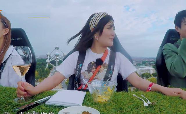 谢娜自曝让床给魏大勋只是客套话,应采儿三个字评价节目组没敢打_性格