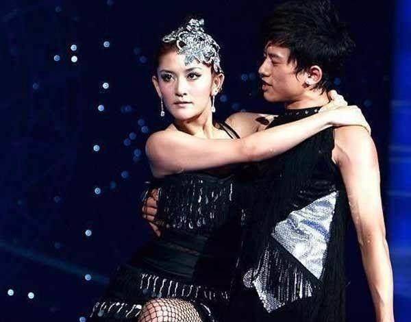 一路上争议不断,从张杰红开始,就不断有人说他抱谢娜大腿的.