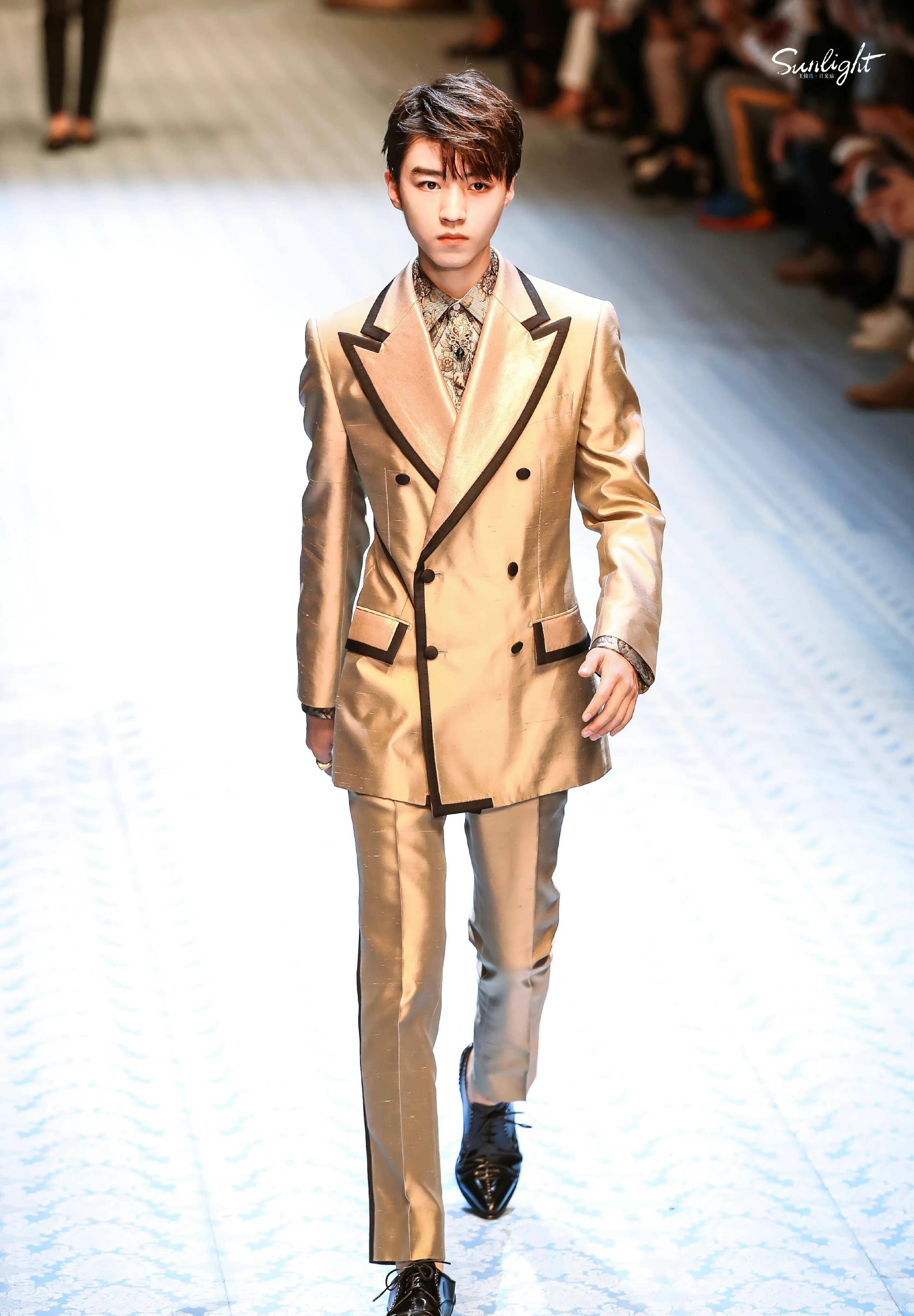 王俊凯四次时尚巡演,首秀即巅峰,这是历史记录!_时装周_米兰_西装