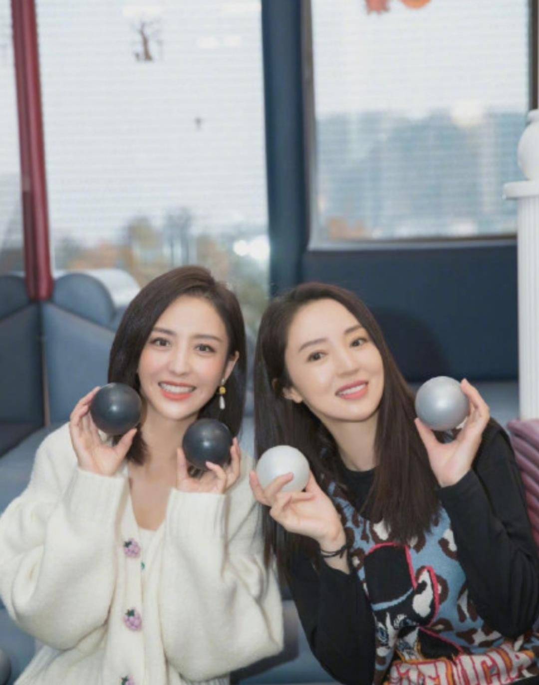 董璇和佟丽娅长得很像,气质却截然不同,一个时尚名媛,一个企业总裁!