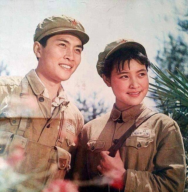 据传,电影《小花》获奖无数,也因为这部电影,唐国强和女主陈冲传出了