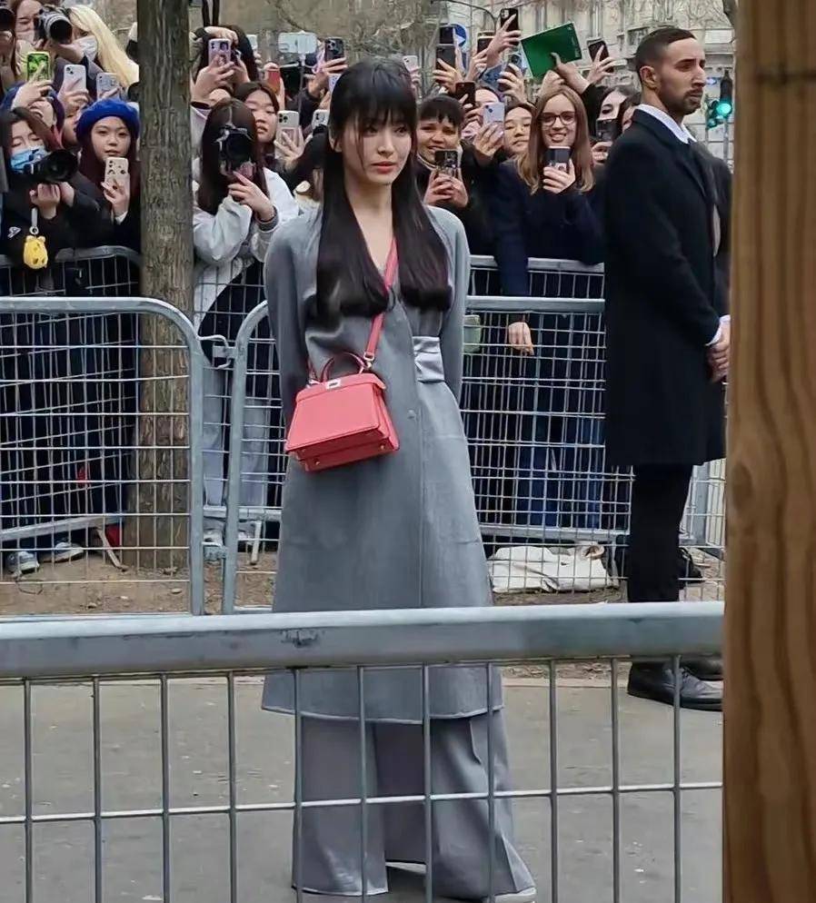 宋慧乔的米兰时装周,刘海的照片太美了,程潇和宋雨琦穿得青春又时尚